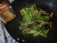 木耳炒芹菜自制做法图解7)