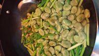 家常菜蒜苗炒蚕豆