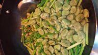 家常菜蒜苗炒蚕豆