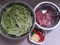 家常菜芹菜炒肉片做法图解1)