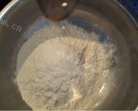 自制千层葱油饼做法图解1)