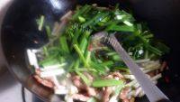 家常菜韭菜炒肉丝做法图解8)