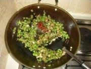 榄菜肉末四季豆做法图解3)