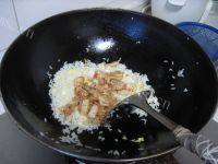 美味的辣白菜蛋炒饭做法图解7)