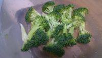 自制西兰花炒肉片做法图解2)