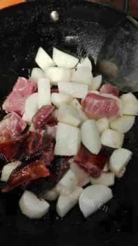 美味的腊排骨炖白萝卜做法图解3)