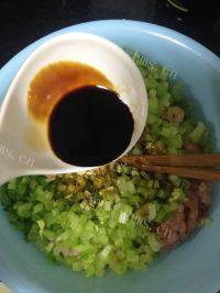 家庭版芹菜猪肉水饺做法图解4)
