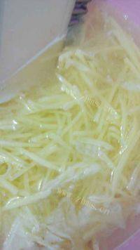 家常菜土豆丝炒韭菜做法图解2)