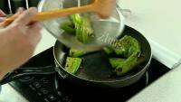 可口的虎皮烧辣椒做法图解2)