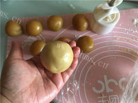 自制蛋黄莲蓉月饼做法图解21)