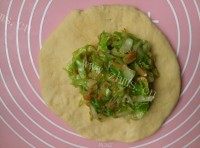 快捷的包菜虾皮饼做法图解5)