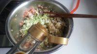 自制酸菜猪肉水饺做法图解6)
