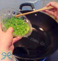 家常菜芹菜叶炒鸡蛋做法图解6)