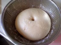 自制豆沙面包卷做法图解4)