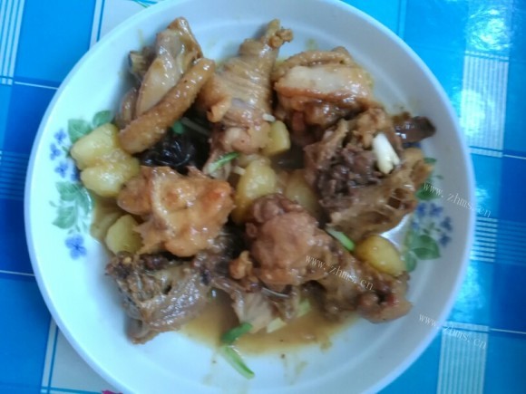 质嫩爽口的土豆烧鸡