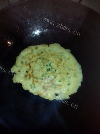 色香味浓的韭菜鸡蛋饼做法图解7)