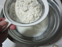 可口的蓝莓轻乳酪蛋糕做法图解2)