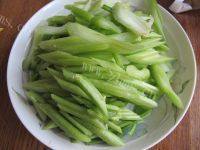 「DIY美食」芹菜炒肉做法图解1)