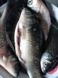 自制白豆腐煮鲫鱼做法图解1)