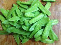 家常菜荷兰豆炒腊味做法图解1)