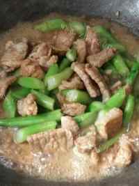 家常菜菜心炒肉片做法图解8)