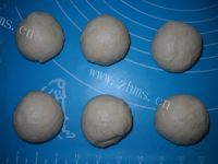 甜甜的椰香红豆菊花包做法图解8)