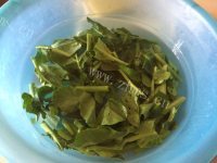 家常菜腊肉炒芥兰做法图解1)