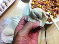 家常玉米冬菇鲜肉云吞做法图解6)