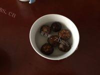 美味的香菇卤肉板栗粽做法图解3)