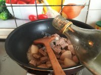 美味可口小猫咖喱牛肉饭做法图解4)