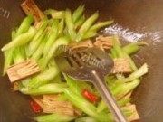 芹菜炒香干做法图解2)