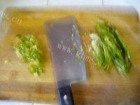 家常菜油煎茄子做法图解2)