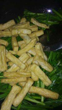 诱人的韭菜炒豆腐做法图解6)