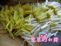 家常菜蒜黄炒肉做法图解2)