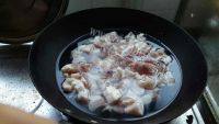 色味俱全的芋头红烧肉做法图解2)