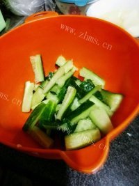 美味营养的凉拌黄瓜做法图解2)