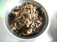 柔软的五花肉炖榛蘑做法图解1)