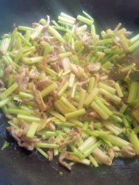 家常菜芹菜炒肉丝做法图解7)