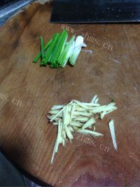 家常菜芦笋炒虾仁做法图解3)