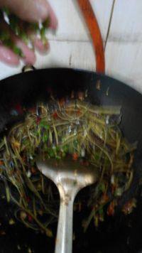 易做的凉拌蕨菜