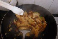 美味的鲜笋炒腊肉做法图解10)