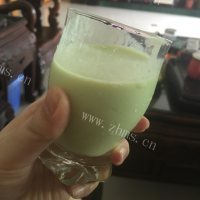 喷香的牛油果奶昔做法图解4)