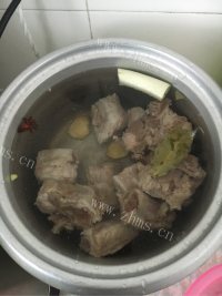 自制排骨绿豆汤做法图解7)