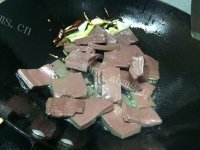 家常青蒜炒羊血做法图解2)