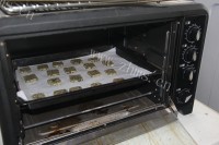 自制黑芝麻海苔饼干做法图解13)