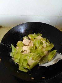 DIY美食-蚝油莴笋豆腐做法图解3)