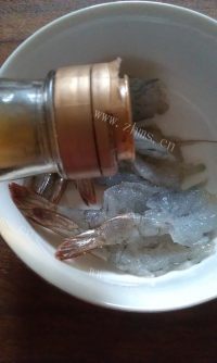 美味的凤尾虾做法图解4)