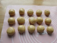 自制广式豆沙月饼做法图解5)