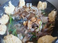 铁锅贴饼子炖草鱼做法图解9)