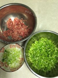 好吃的猪肉芹菜馅包子做法图解4)